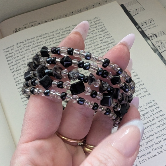 Black and Clear Beaded Bracelet - Picture 5 of 8